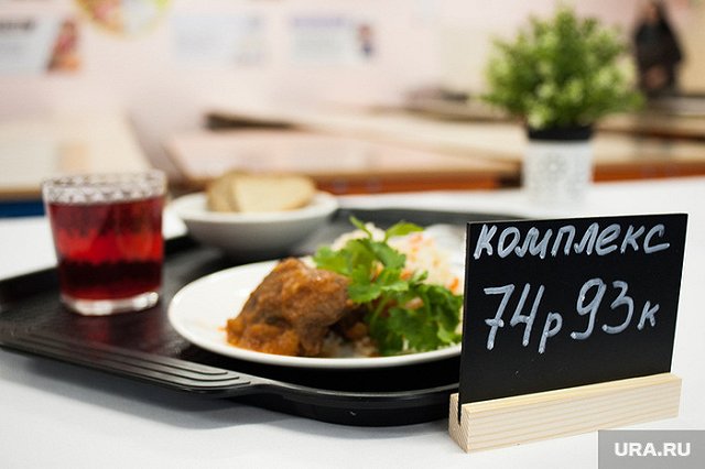 Пять школ Екатеринбурга обеспечили ресторанным питанием