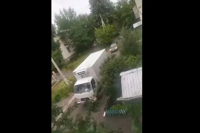 «Проходной двор». На Уралмаше водители проложили магистраль через придомовую территорию