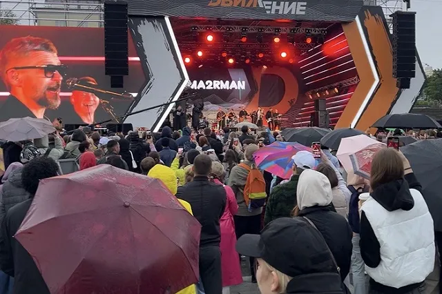 Толпа под дождём собралась на Плотинке. Что случилось?