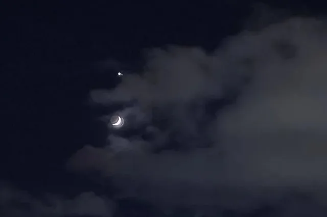 В небе над Екатеринбургом засняли сближение Луны и Венеры