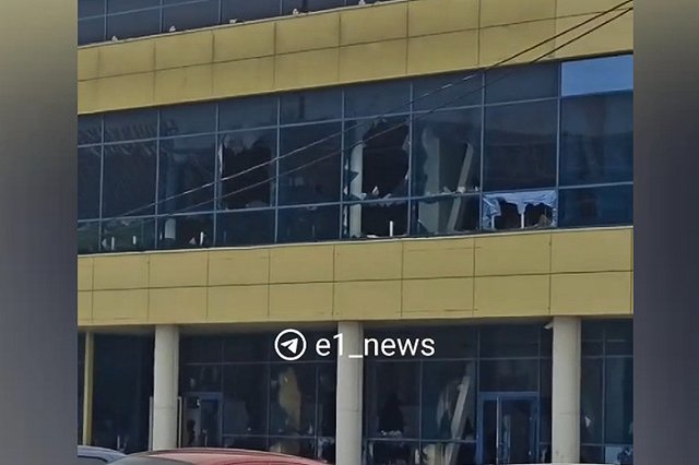 На Эльмаше разгромили здание, в котором закрылся крупный супермаркет