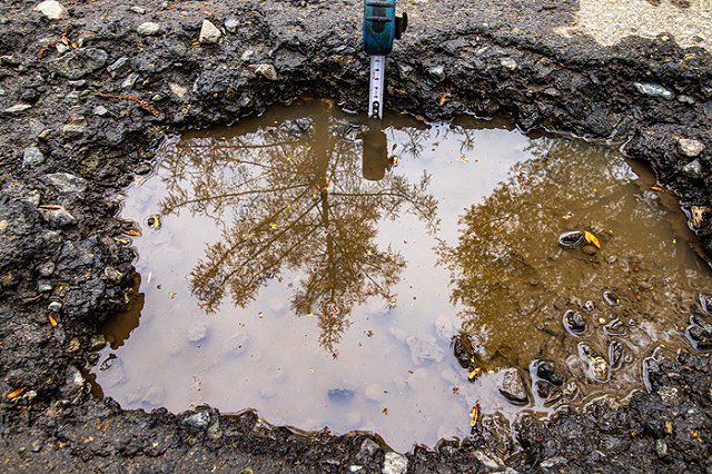 Полутораметровые ямы на дороге в Екатеринбурге «убивают» колёса автомобилей