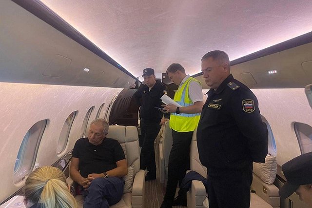 Уральского миллиардера задержали на борту частного самолёта при попытке вылететь в Турцию. У него отбирают все активы