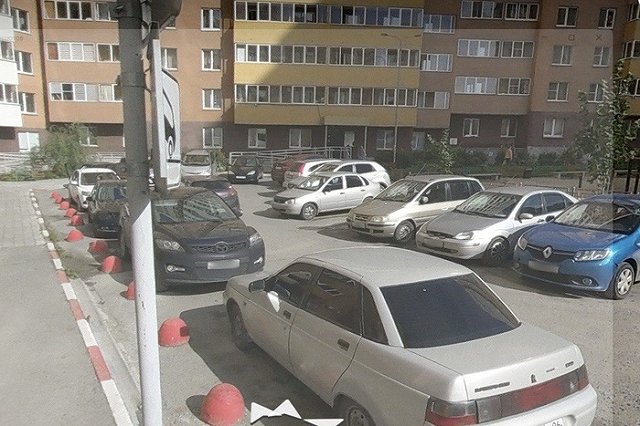 В Екатеринбурге неизвестные просто так закидали камнями дорогущие автомобили