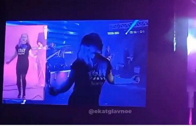 Сурдопереводчица выступила в Екатеринбурге на подпевках у Алсу на Дне города