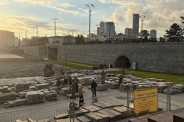 В Историческом сквере Екатеринбурга вновь перекладывают плитку
