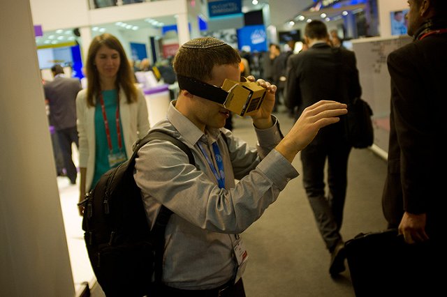 Попавшая в виртуальную реальность жительница Петербурга повредила позвоночник