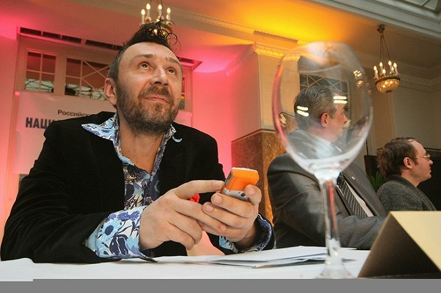 Петербургский депутат отказался целоваться со Шнуровым