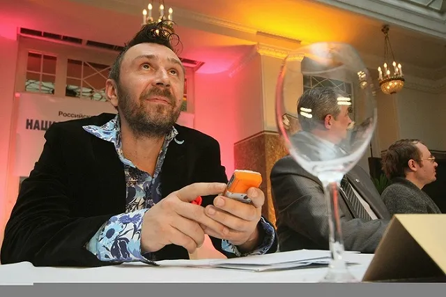 Петербургский депутат отказался целоваться со Шнуровым