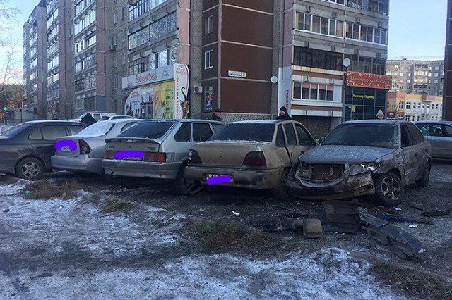 На ЖБИ ищут горе-парковщика, разворотившего пять авто