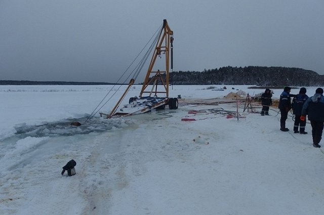 Трактор и автокран провалились под лед в попытке достать провалившийся бензовоз