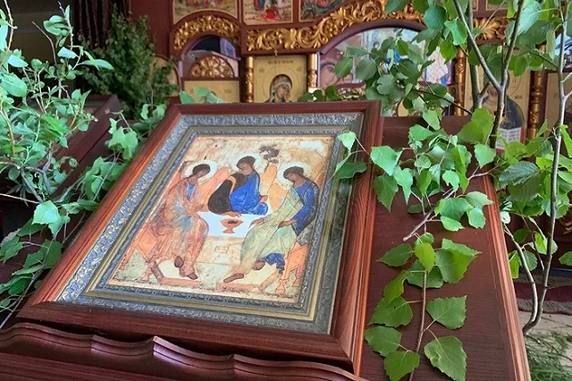 Православные христиане празднуют Троицу
