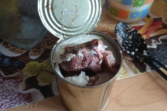 «Черная полоса у мужика». В тушенке от Косилова нашли пучок проволоки