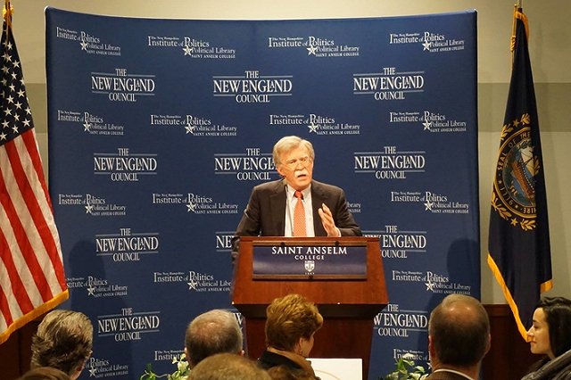 Кремль не опроверг слова Болтона о том, что Путин хотел заставить ИГИЛ* «целовать наш зад»