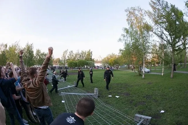 В сквере у драмтеатра снесли арт-объект, напоминающий о майских событиях