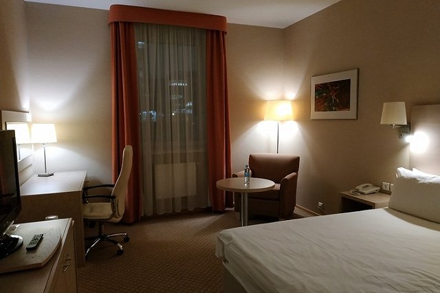 Спрос на отели Москвы и Петербурга на новогодние праздники резко упал