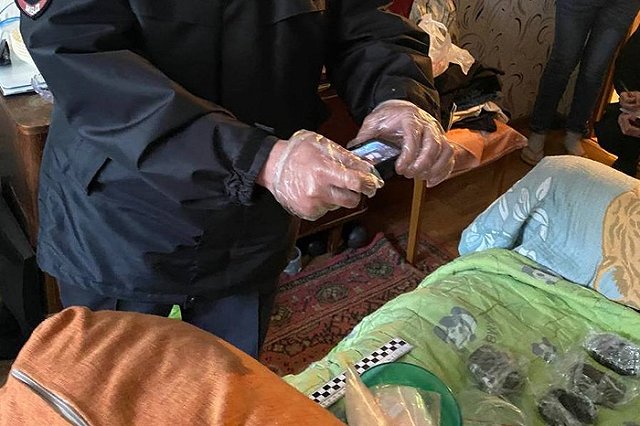 В Нижнем Тагиле полицейские изъяли у местного жителя более двух с половиной килограмм наркотиков