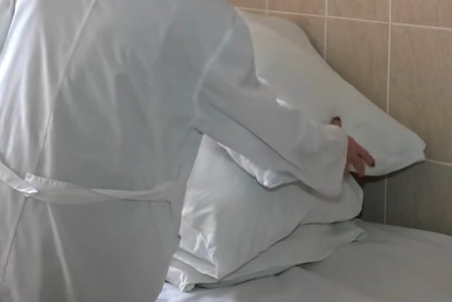 Пассажирку экстренно севшего самолета из Сургута доставили в наркодиспансер