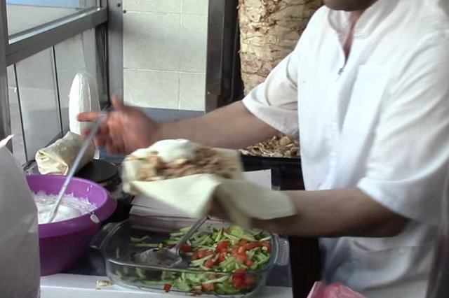 «Ищем сотрудников!». В Екатеринбурге закрылась популярная шаурмячная