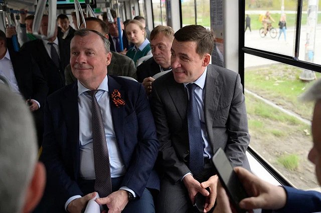 Мэру Екатеринбурга и депутатам поднимают зарплаты