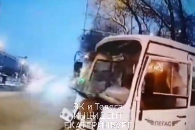 Появилось видео с автобусом ПАЗ, врезавшимся в дерево в Екатеринбурге