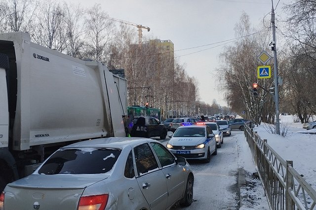 Травмы просто ужасные: в Екатеринбурге фура сбила 17-летнюю студентку медколледжа