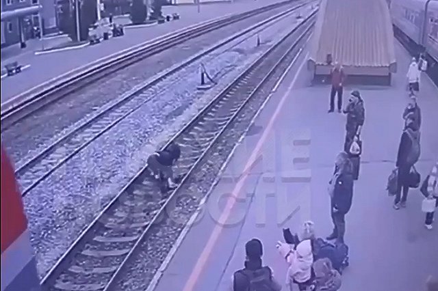 В Тюмени мужчина попал под поезд и выжил