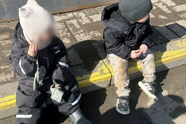 На вид около двух лет: на Эльмаше на улице нашли двух малышей без взрослых