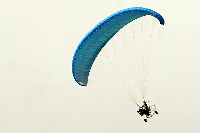 В Красноярском крае парапланерист выжил после падения с высоты 400 метров