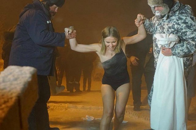Собчак впервые окунулась в прорубь на Крещение. В реке с опасными отходами
