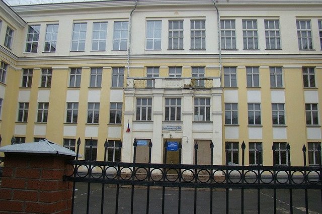 В Екатеринбурге рабочий сорвался с крыши школы и сломал позвоночник