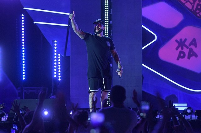 Рэпер Тимати сегодня будет раздавать свои бургеры на Вайнера