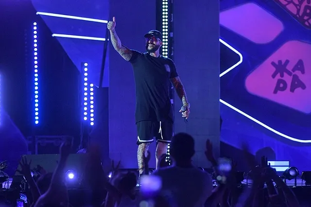 Рэпер Тимати сегодня будет раздавать свои бургеры на Вайнера