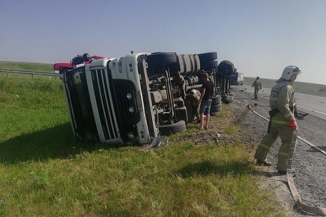 На Тюменском тракте легковушка пошла на обгон и снесла два грузовика