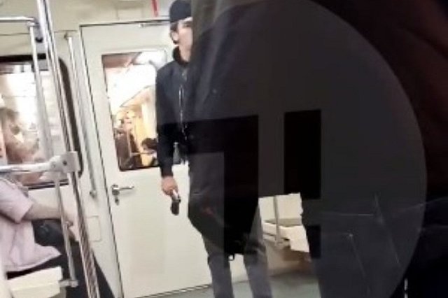 «Играл с оружием»: в московском метро мужчина угрожал пассажирам пистолетом