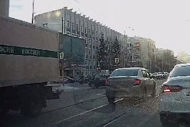 В центре Екатеринбурга автозак с арестантами сбил легковушку