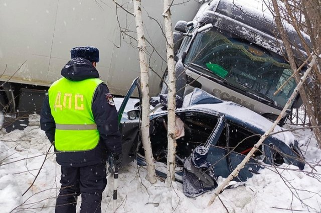 В страшном ДТП на свердловской трассе погибли два человека