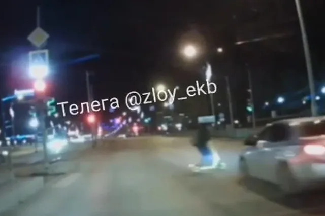 На Челюскинцев легковушка сбила самокатчика