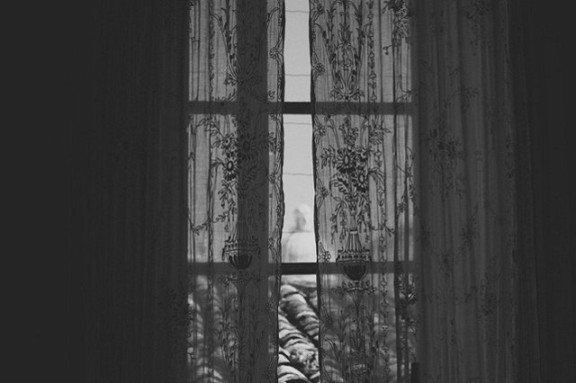 В свердловском городе 2-летний мальчик погиб, выпав из окна