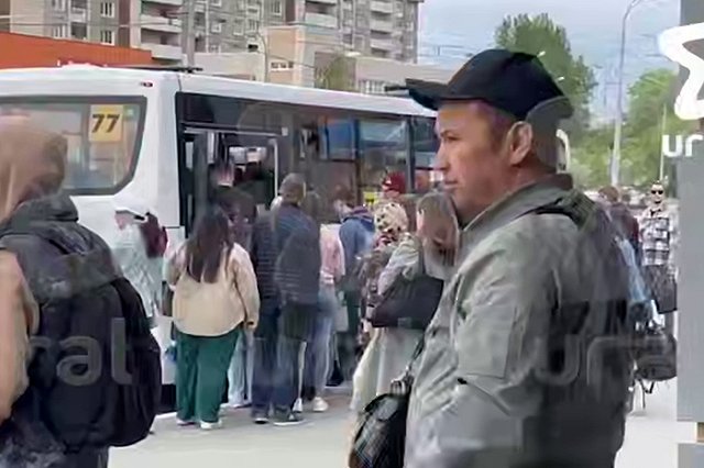 Коллапс и хаос: екатеринбуржцы не могут попасть в центр из-за отмены трамваев
