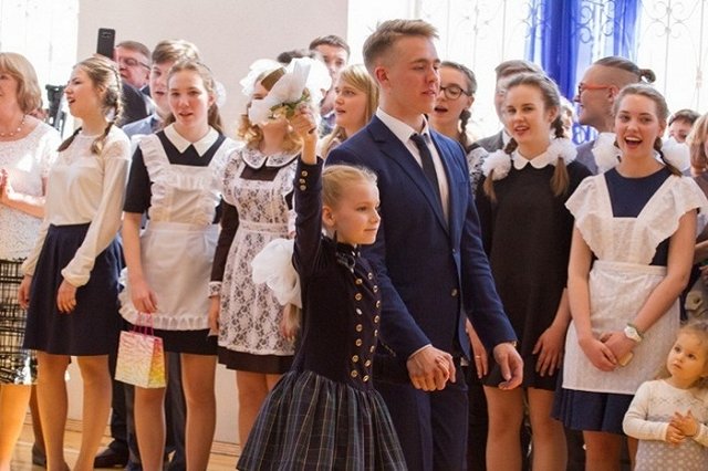 На 77 учеников всего 25 мест: в Екатеринбурге десятки девятиклассников выгоняют из своей школы