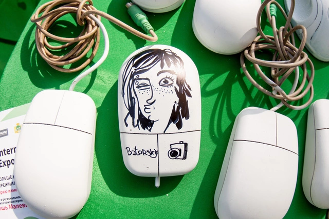 На Вайнера сегодня разрисовали компьютерные мышки портретами горожан