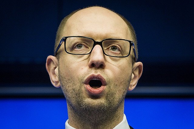 Меркель призвали повлиять на Яценюка для защиты жителей Донбасса