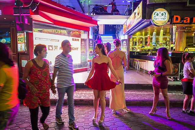 В Паттайе уличный торговец напал на российского туриста за отказ купить наркотик