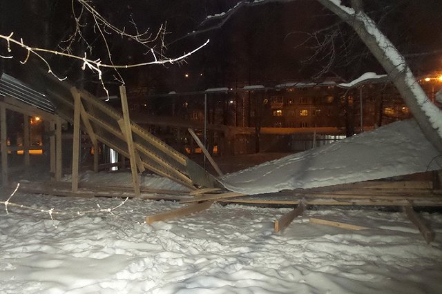 Жители Белореченской молча сломали забор вокруг площадки точечной застройки