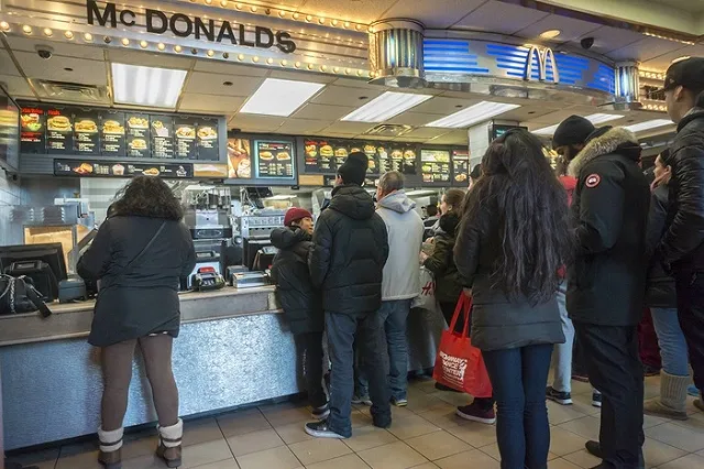 В Екатеринбурге «Макдоналдс», ФСКН и хлебокомбинат сокращают сотрудников