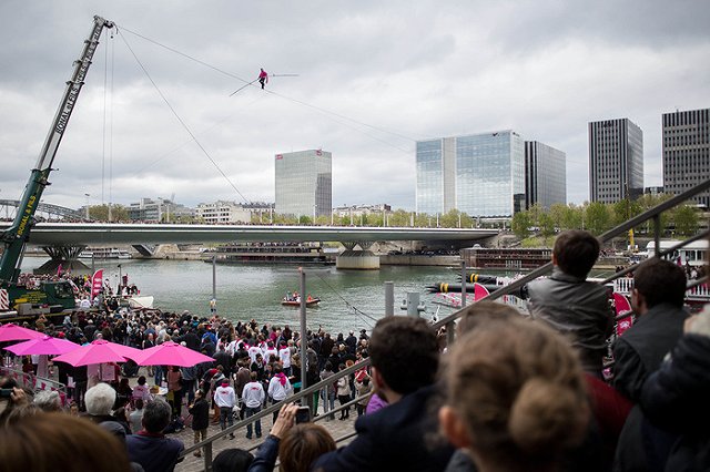 В Екатеринбурге канатоходец прошел между двумя домами на высоте 37 этажей