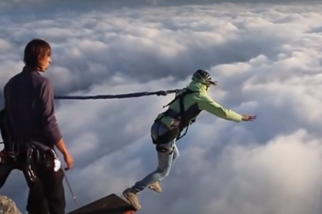 Девушка разбилась на аттракционе по роупджампингу