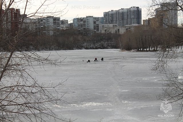 На Химмаше толпа рыбаков оккупировала тающий лед