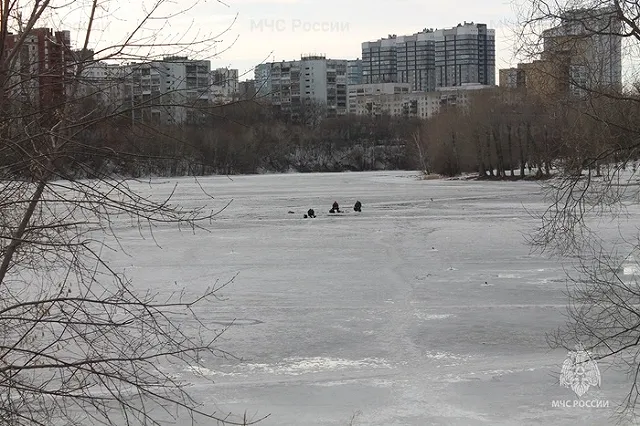 На Химмаше толпа рыбаков оккупировала тающий лед